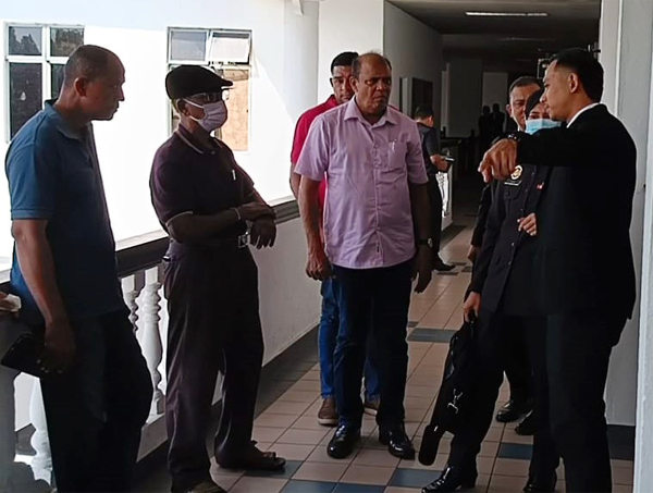 被告法兹尔峇卡（左3）认罪被罚款1万5000令吉。