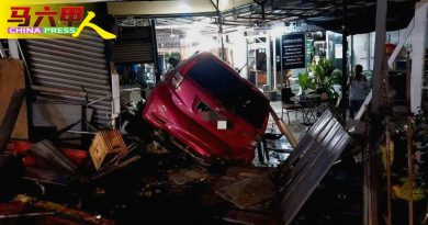 疑不熟古城路线 轿车撞入咖啡厅
