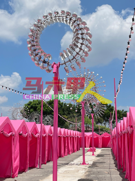以粉红色为主题的商贩帐篷，搭配绚丽灯饰。