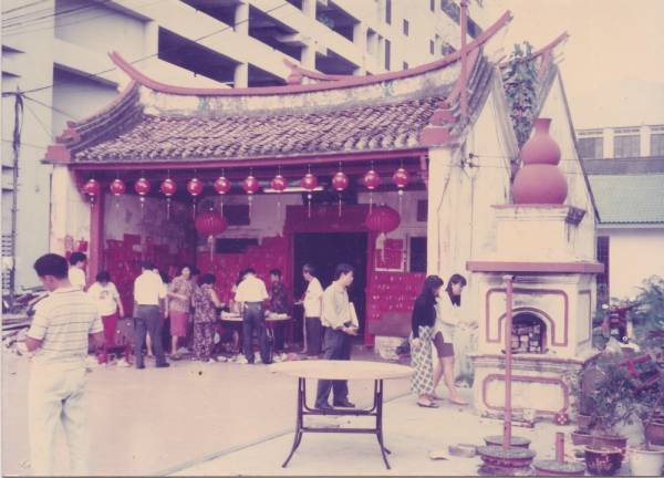 摄于1996年3月，马六甲保安宫拜虎爷的场景。