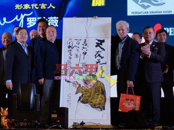 慈善大使郭佳安（前排左3起）移交画作给郑泰源。
