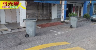 霸占泊车格  罚250    请拍照举报