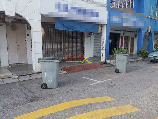 ■傅宏元展示两个泊车位遭垃圾桶霸占的情况。