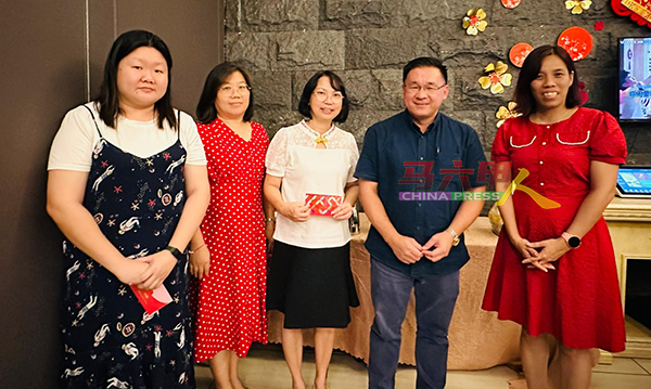作文比赛评审老师接领纪念品，右起为王桂玲校长、颜天禄、谢梅云副校长、林婷心及张佩芬。
