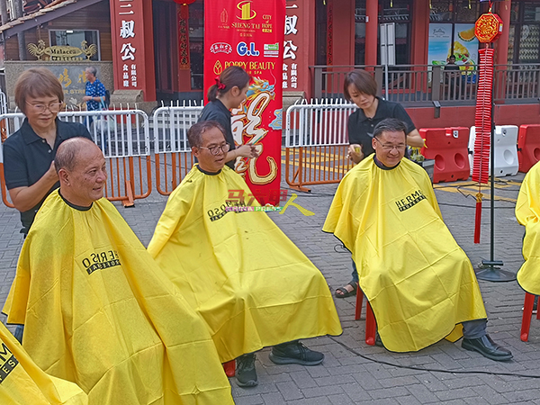 ■李传财（左起）、刘志俍及颜天禄亲自带动，参与“剃龙头”，希望新的一年国泰民安，风调雨顺。