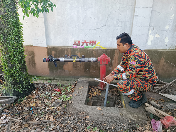■冬牙峇株消防局安排消拯员检查武吉南眉工业区的消防栓状态。