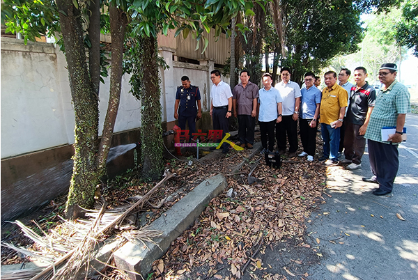 各组织代表在吉里望州选区服务中心安排下，由冬牙峇株消拯局及水务公司为大家讲解消防栓的运作。