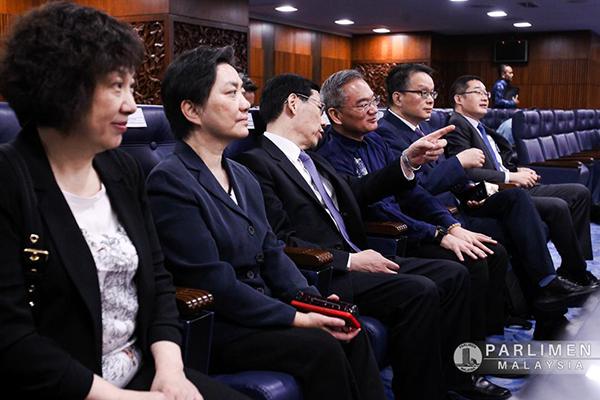 邱培栋（右3起）陪同上海市政协副主席吴信宝及代表团，到国会下议院旁听。