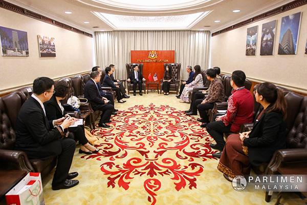 马来西亚议员代表团与上海市政协代表团，在国会大厦内会面与交流。