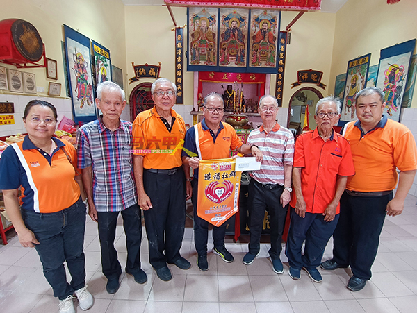 峇樟慈善基金会关怀组主任苏楠福（左4）代表接领善款。