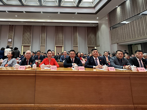 颜天禄（左4起）及洪来喜参加四川省第九次归侨侨眷代表大会。