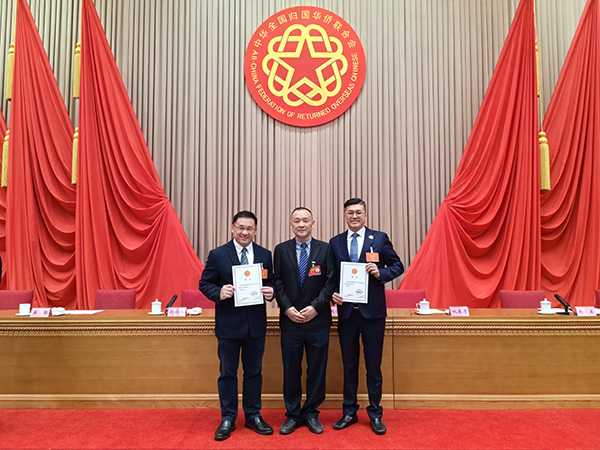 颜天禄（左）及洪来喜（右）受聘为四川省归国华侨联合会海外委员，中为杨东。