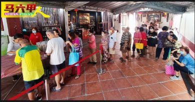 青云亭善信络绎不绝   趁观音诞  上香 祈福 布施