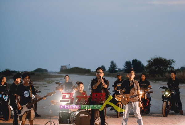 戴元斌与团队在马六甲海边拍摄《向往自由》音乐视频。