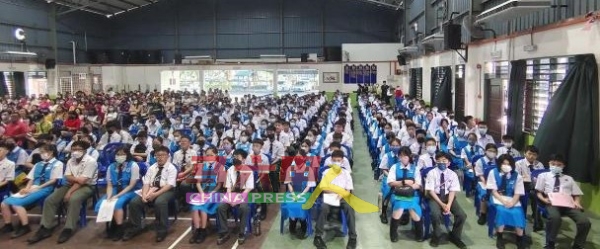 马六甲华文中学迎来246位新生。