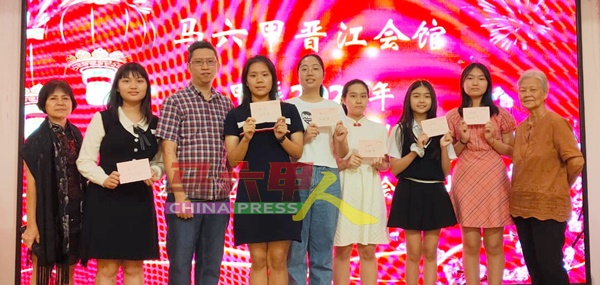 马六甲晋江会馆2024年挥春比赛中学组全体得奖同学，左3为颁奖人王逸彬。