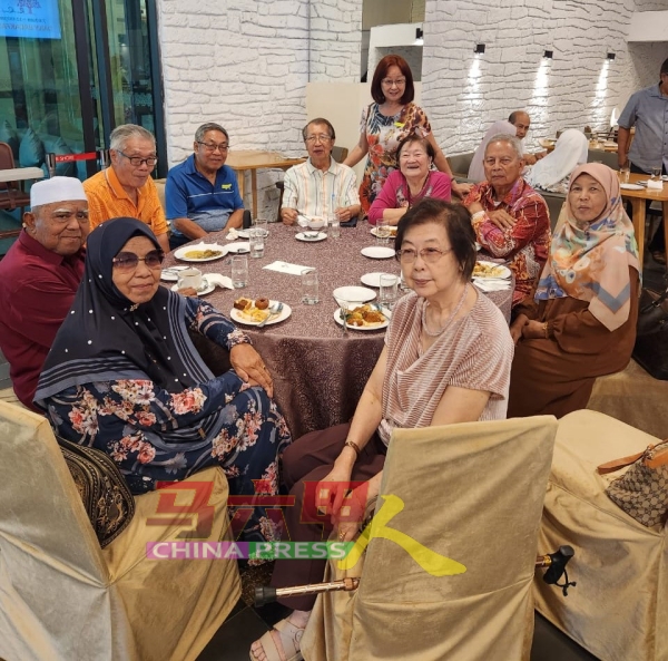 受邀出席祝寿餐会的老师相见欢。前左往后起为查哈拉及其夫婿、Gan Queah、陈天赐、罗伯庭、Loh Bee Yen、Molly Khoo、扎里尔夫妇及Lim Swee Ken。