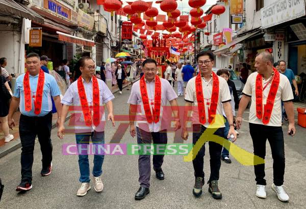蔡锡前（右起）联合刘金裕、颜天禄、刘志俍及杨庆权，一同游行参与盛典。