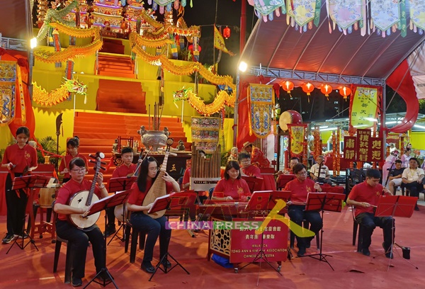 马六甲同安金厦会馆华乐队的演奏。