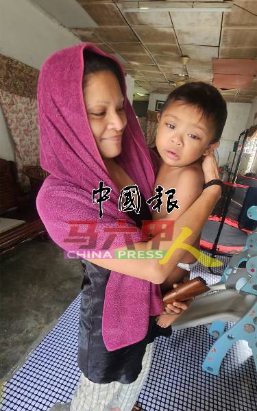 莎查娜抱着患上血癌的幼儿赛纳兹霖。