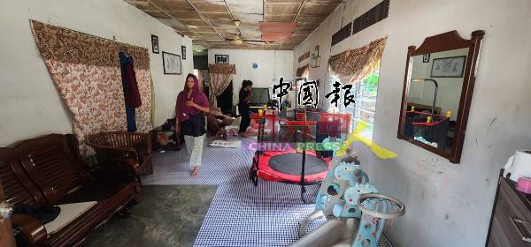 莎查娜及6名子女住的小木屋，并没使用冷气，但每个月电费高达400令吉。