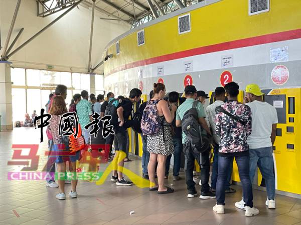 马六甲仙特拉巴士总站长巴一站式售票处在开斋节次日，迎来大批人潮。