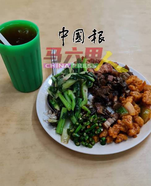 吉隆坡一份满满肉类及蔬菜的杂菜饭，价格仅需8令吉50仙，唯吉隆坡收入高，尚可接受。