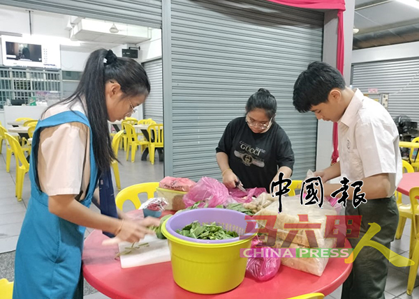 ■林恩惠（左起）、林恩慈及林德耀清晨5时许，到“佩姐面家”上班，协助父母准备所需的食材。