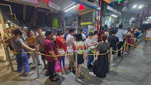 游客等待穆斯林开斋后，开放柜台时排队购票。