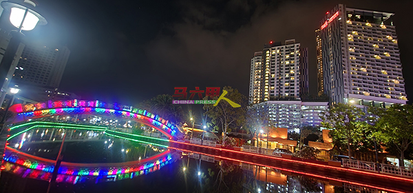 经过美化后的马六甲河，于夜间皆换上七彩霓虹灯亮相，成为游客打卡点。
