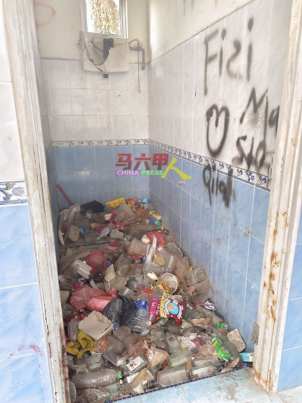 厕所好像小垃圾房，垃圾堆积如山。