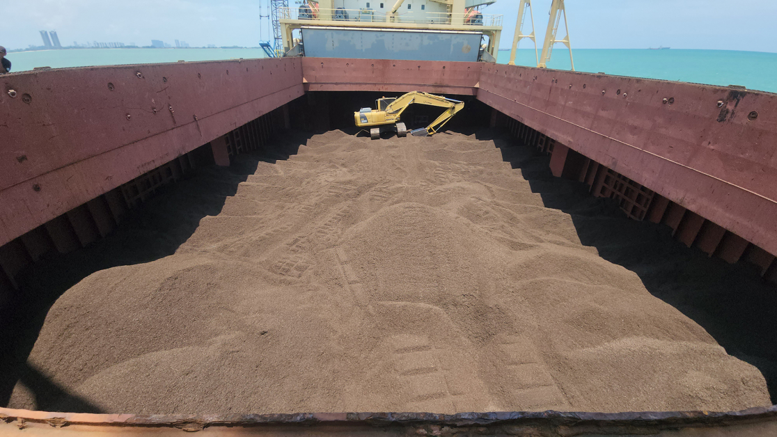运输公司正把4000吨棕榈渣，运上货船。