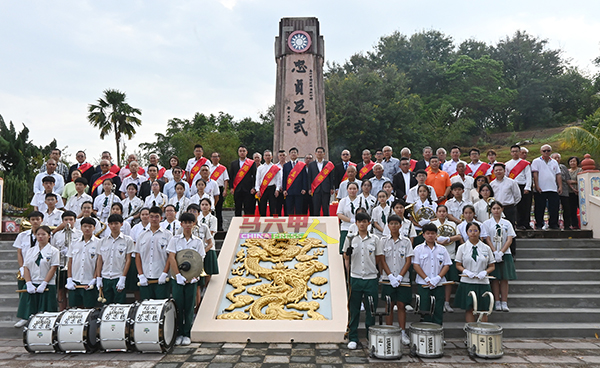■所有出席者在马六甲华人抗日义士纪念碑前合影。