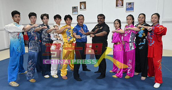 蔡进兴（左6起）及山姆甘，与其中9名代表马六甲参与第21届马来西亚运动会的武术运动员。