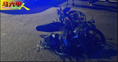 骑摩哆与车相撞 巫青当场死亡  亲人哭断肠