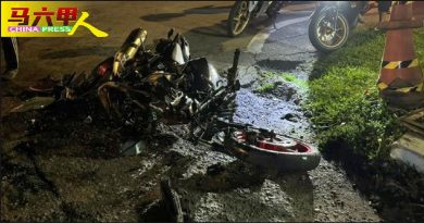 摩哆疑闪避不及撞汽车 骑士重伤     摩哆烧毁