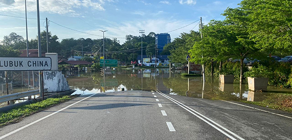 豪雨造成宁宜河的河水泛滥，罗目支那街镇皆被淹没。