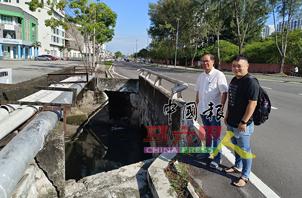 ■刘志俍（左起）接到道路使用者投诉后，与朱智威实地了解情况，促市政厅采取改善行动。