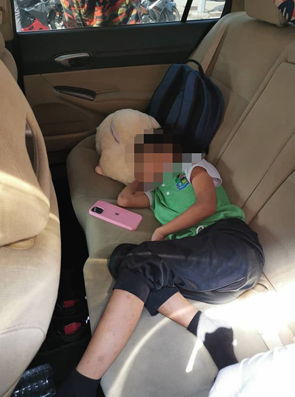 8岁男童熟睡在被反锁的车里。