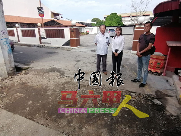 陈金浩（左起）、骆慧茹与李兴季，查看水管维修后已重铺的路面。