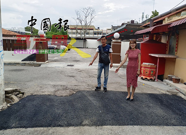 骆慧茹（右）视察新街转弯处，原本爆裂漏水的地下水管已维修好，左为李兴季。