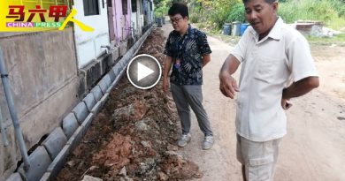 提升排水沟工程停工   泥土流失  居民忧影响房屋结构