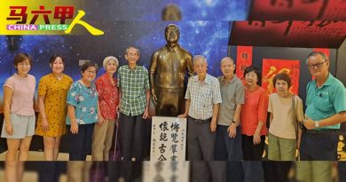沈慕羽学生黄心熊 赠回墨宝给文物馆