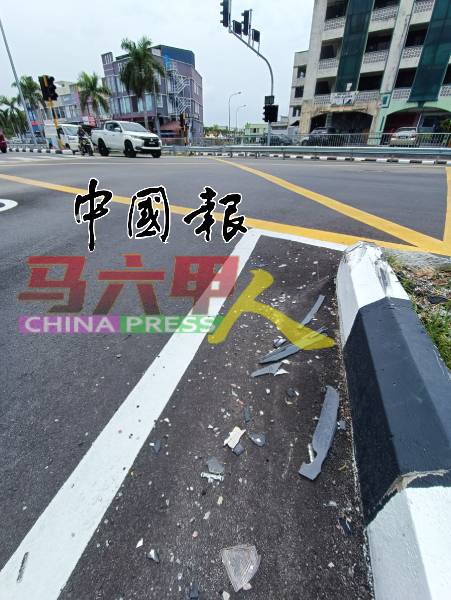 泽升集团前的三岔路口红绿灯，也发生多起交通意外，碎片散落满地。