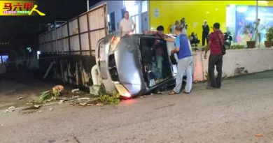 轿车失控撞油站围墙  汽车摩哆石桌椅遭殃