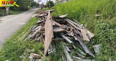 华小附近废建材阻沟  蚊虫恐威胁师生健康