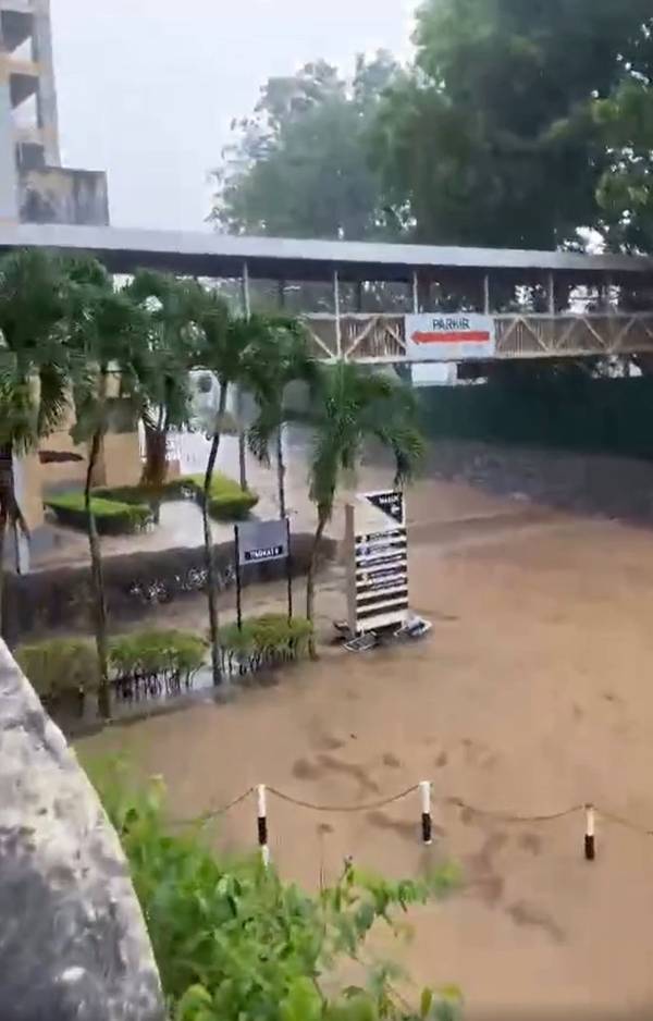 淹水黑区之一的马六甲广场后方公路，路面已被淹。（截图自视频）