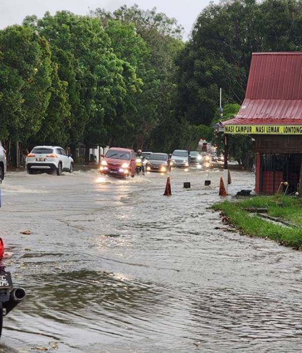 双溪布达水位上升，淹至路面。（图取自Melaka Daily面子书）
