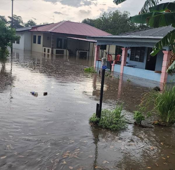 双溪布达甘榜一些房屋淹水。（图取自Melaka Daily面子书）