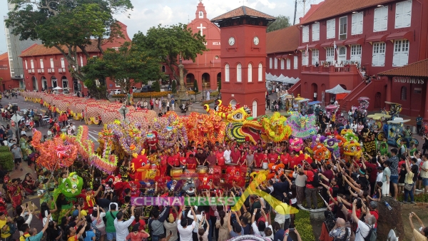 588尺长的“马中友谊祥龙”，是马来西亚与中国建交50周年的金禧纪念献礼。